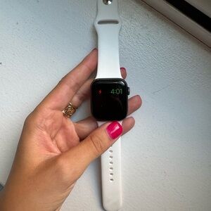Fully functioning used Apple Watch Series 5 (with white band and charger)